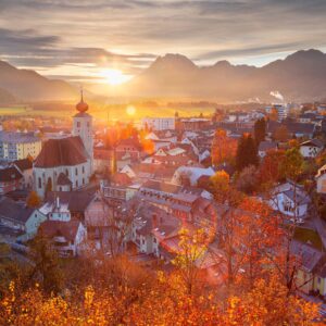 Stadt Liezen im Sonnenuntergang.