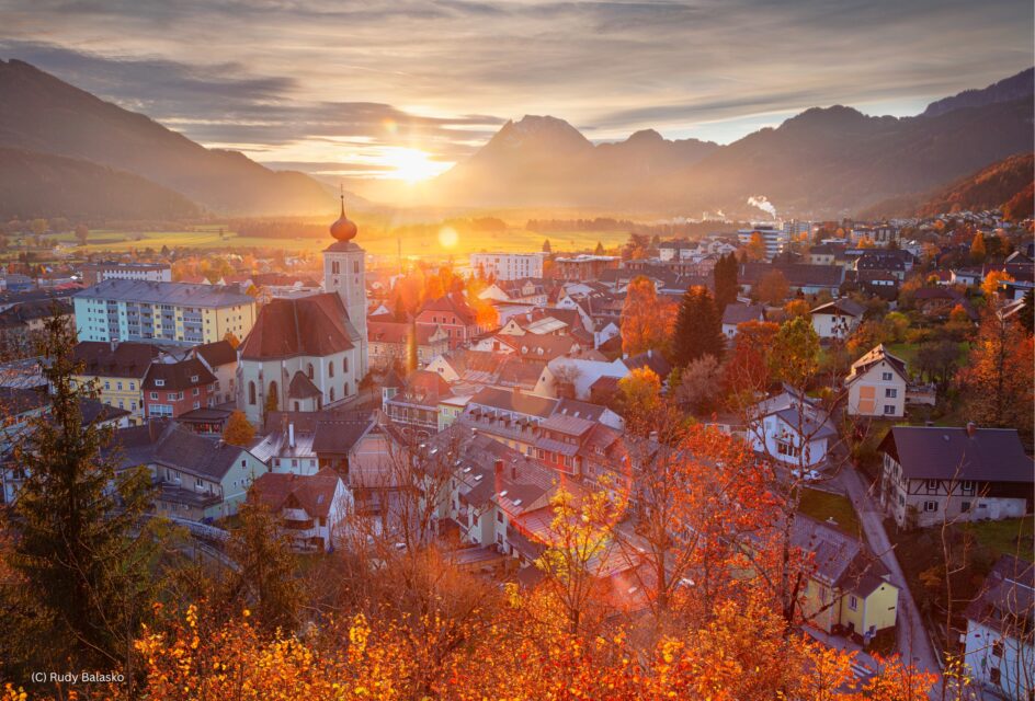 Stadt Liezen im Sonnenuntergang.