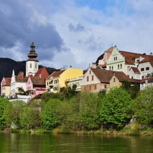 Eine Ansicht von Frohnleiten vom anderen Ufer.