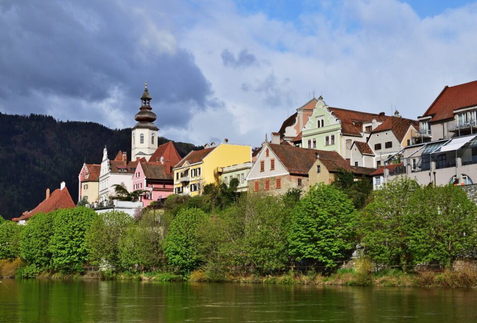 Eine Ansicht von Frohnleiten vom anderen Ufer.